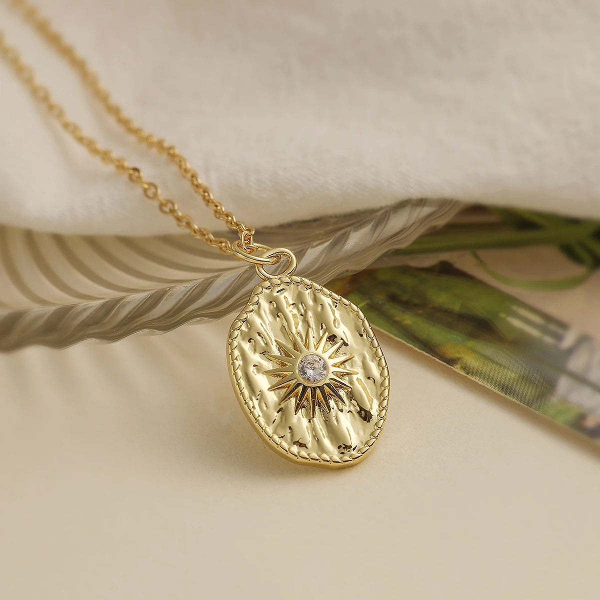 GOLDEN RELIEF PENDANT NECKLACE